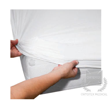 El protector de colchón de PVC de Ortotex es un accesorio diseñado para proporcionar protección e higiene al colchón, especialmente en situaciones donde puede haber micciones infantiles, incontinencia urinaria, hemorragias u otros derrames de líquidos.